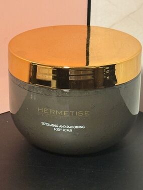 Exfoliating and Smoothing Body Scrub - Gold & Charcoal